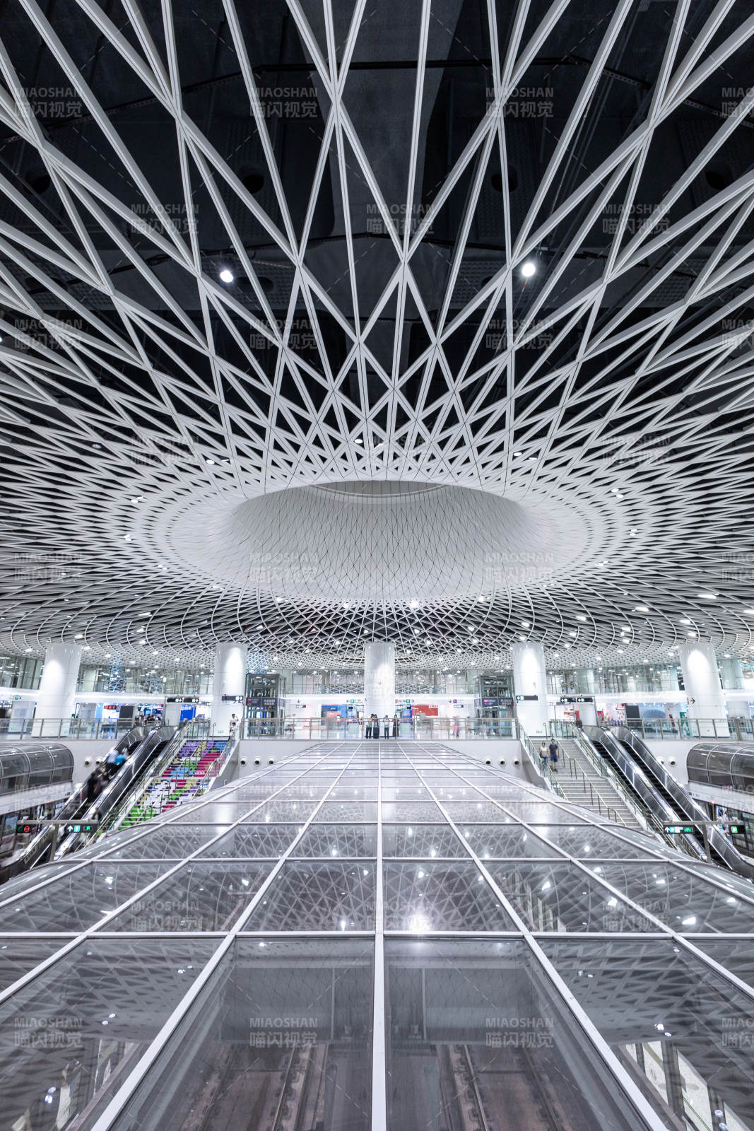 现代车站的几何之美图片