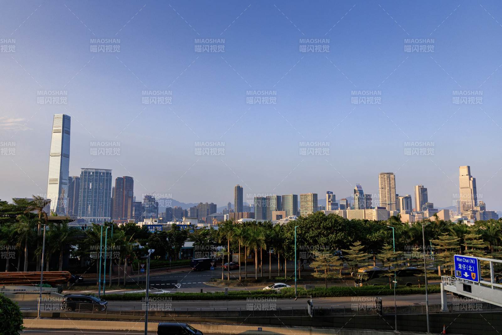 香港天际线与绿地图片