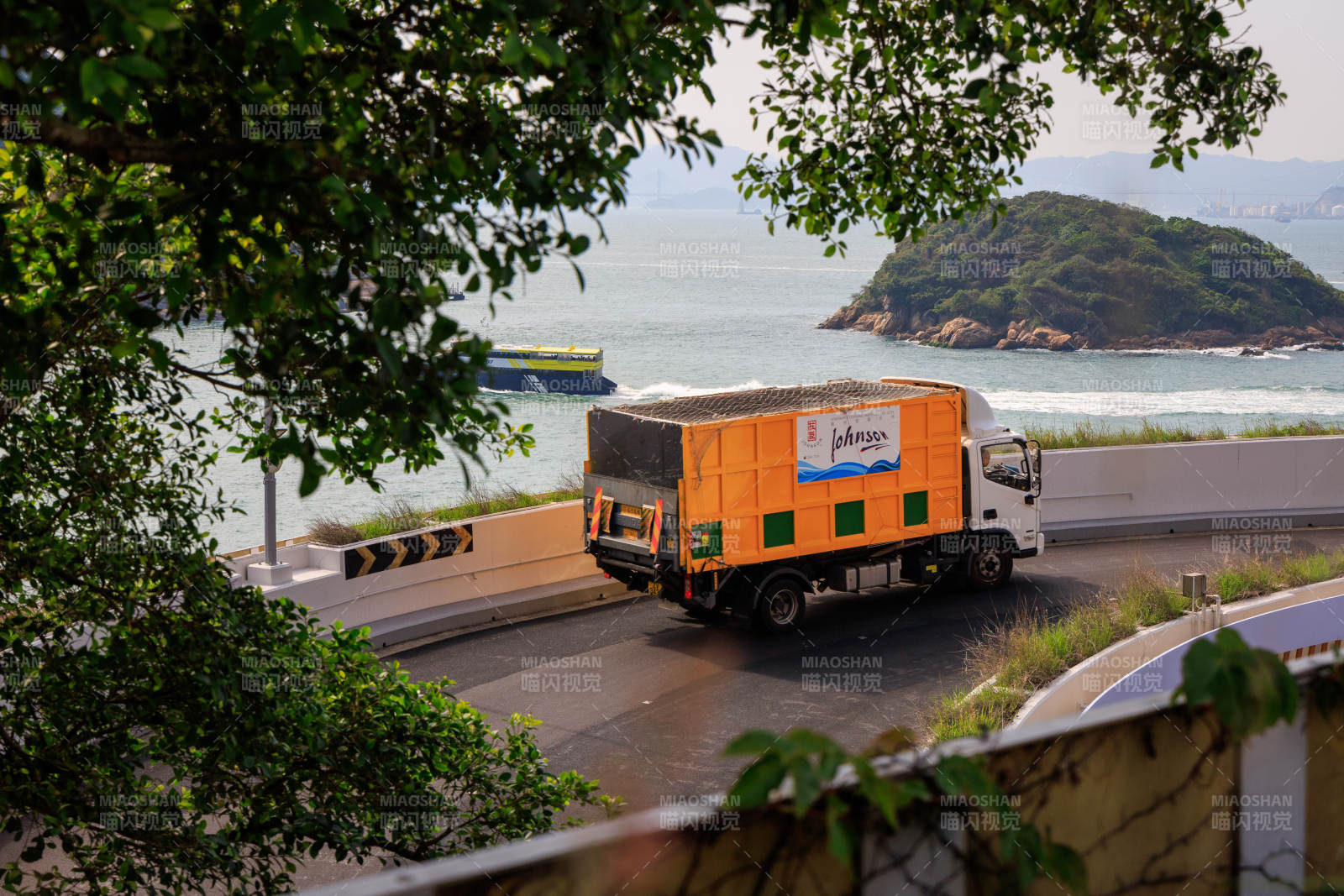 海边公路上的卡车图片