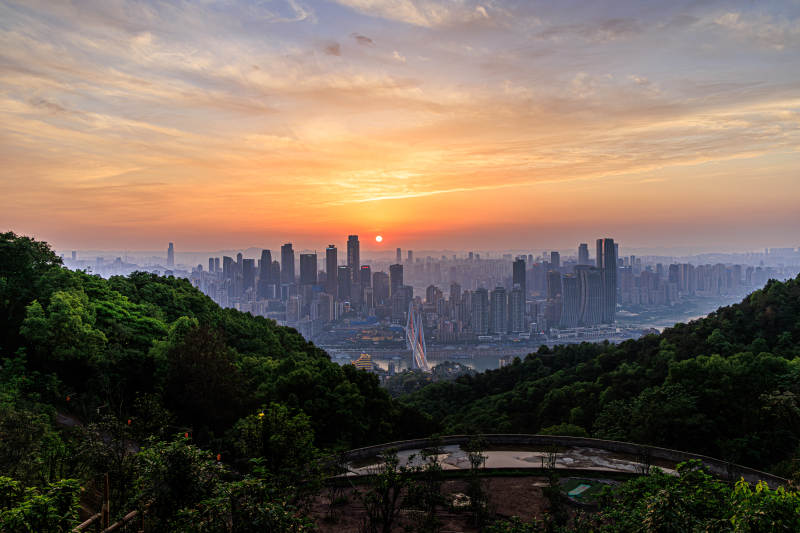 城市日落山景图片