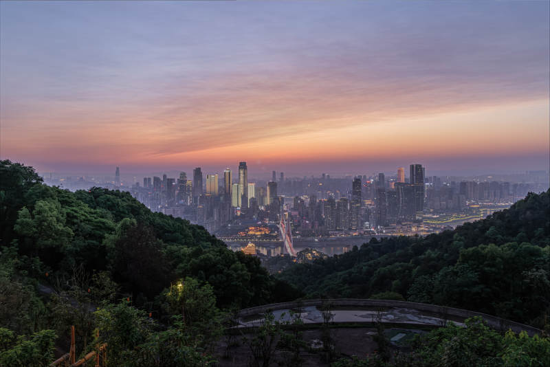 城市黄昏山景图片
