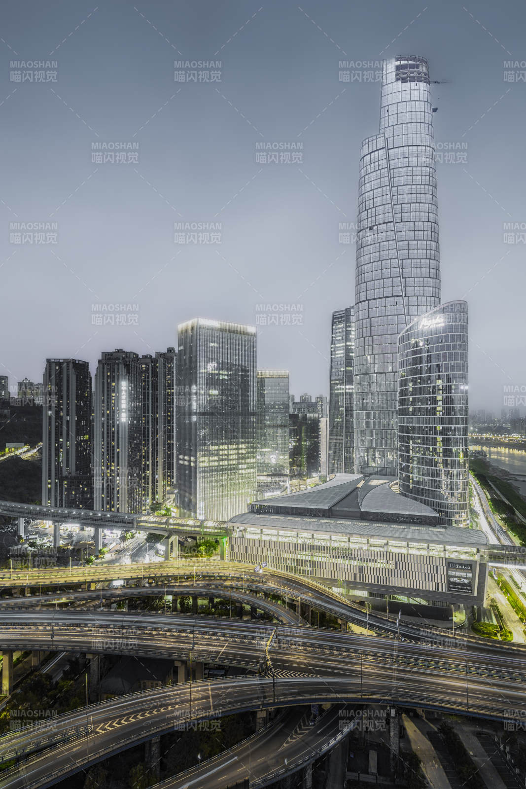 陆海国际中心夜景与立交桥图片