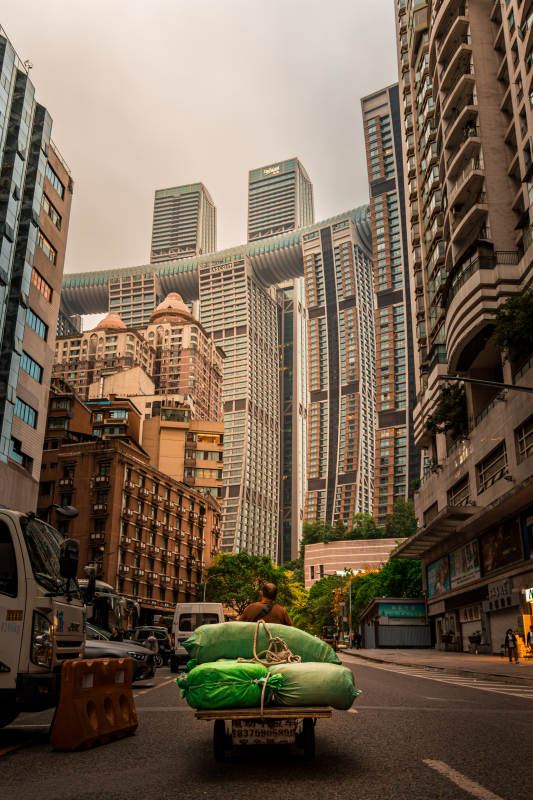 重庆来福士城市街头的货运景象图片