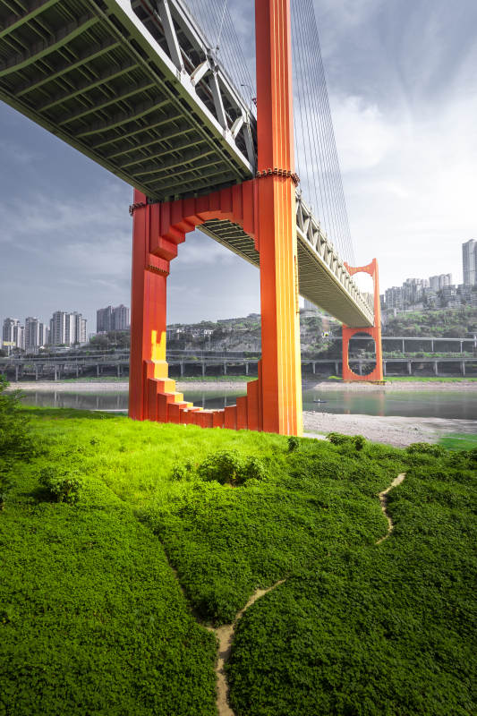 江边的红色大桥图片