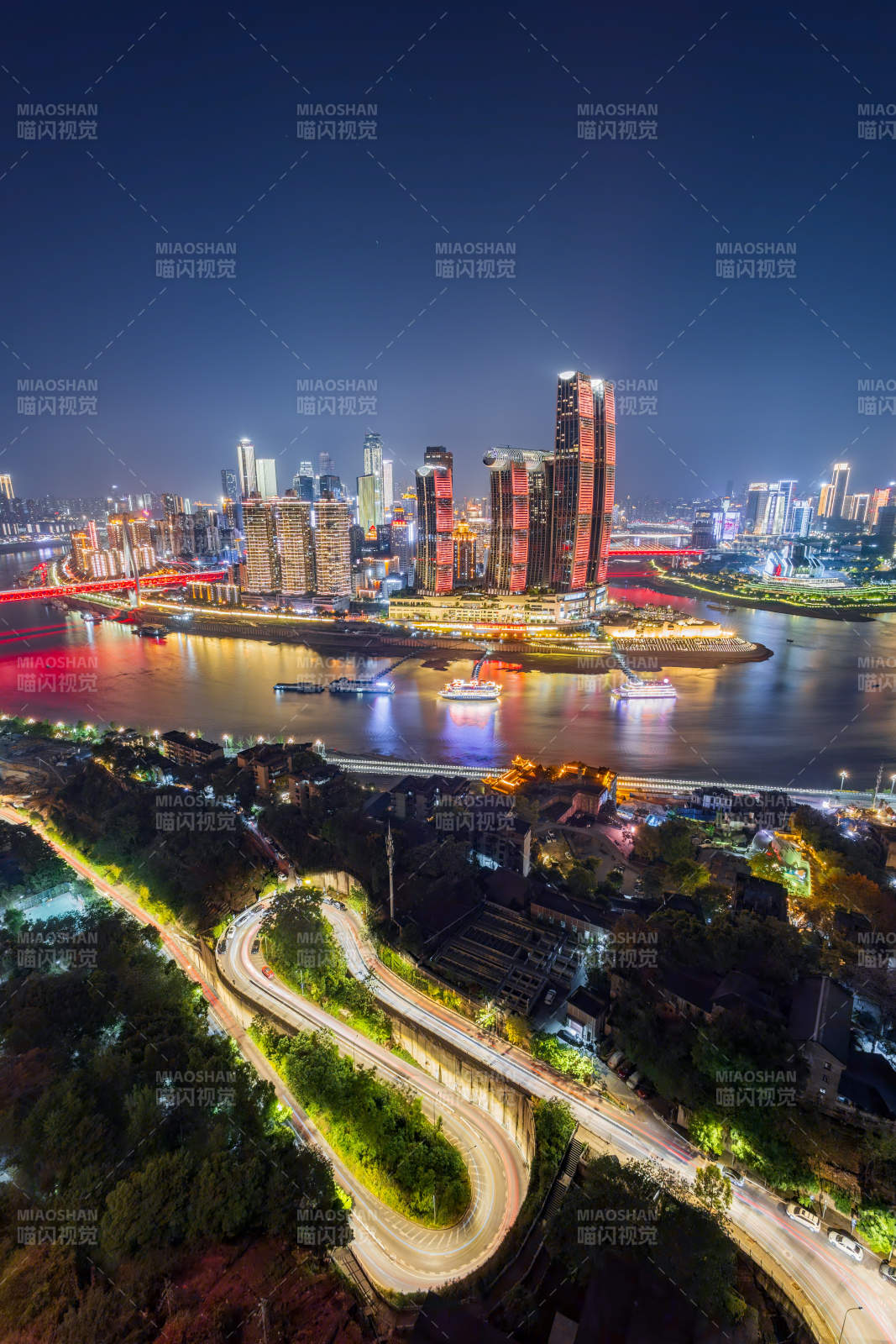 夜色中的城市天际线图片