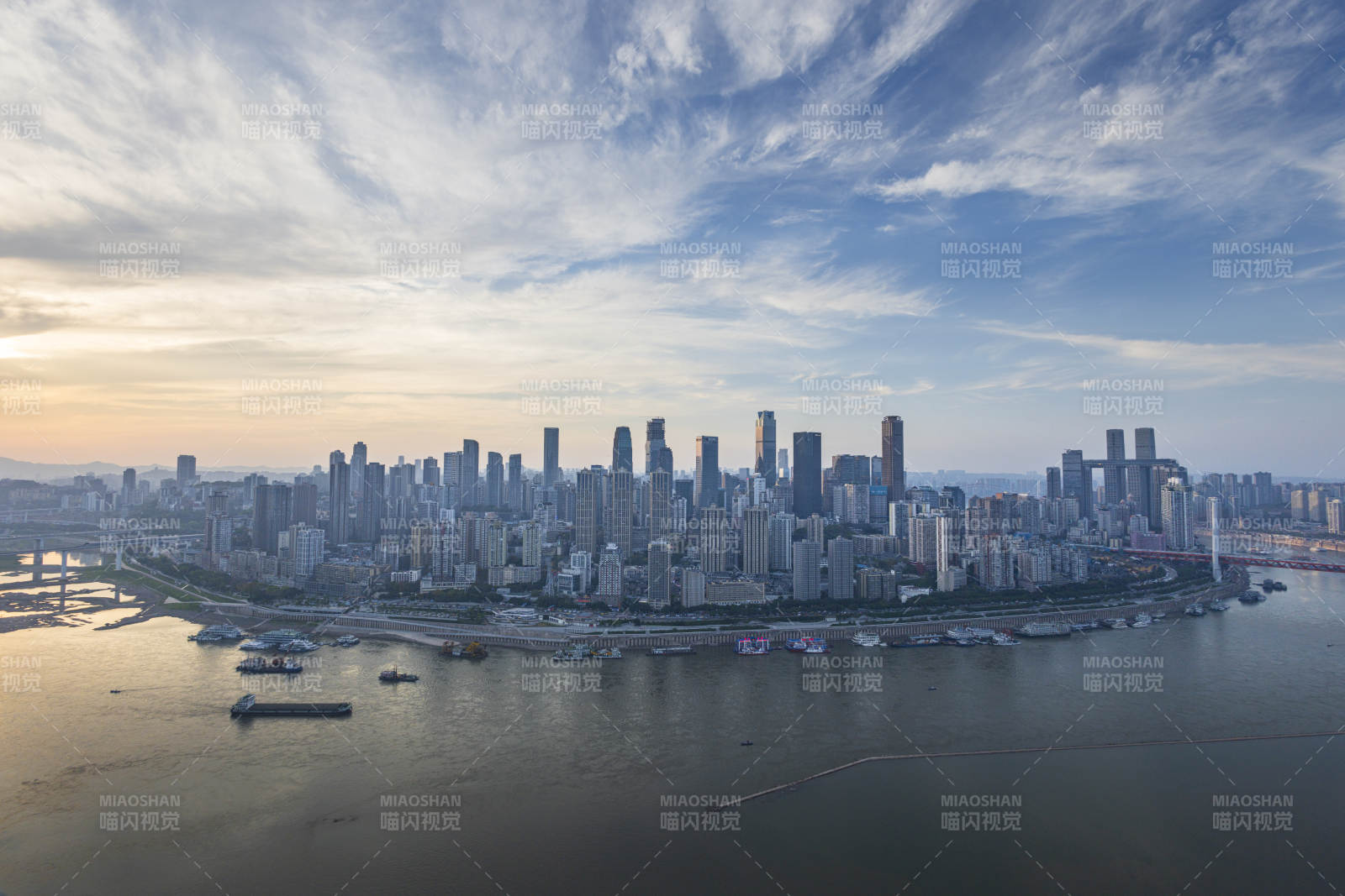 城市天际线与河流图片