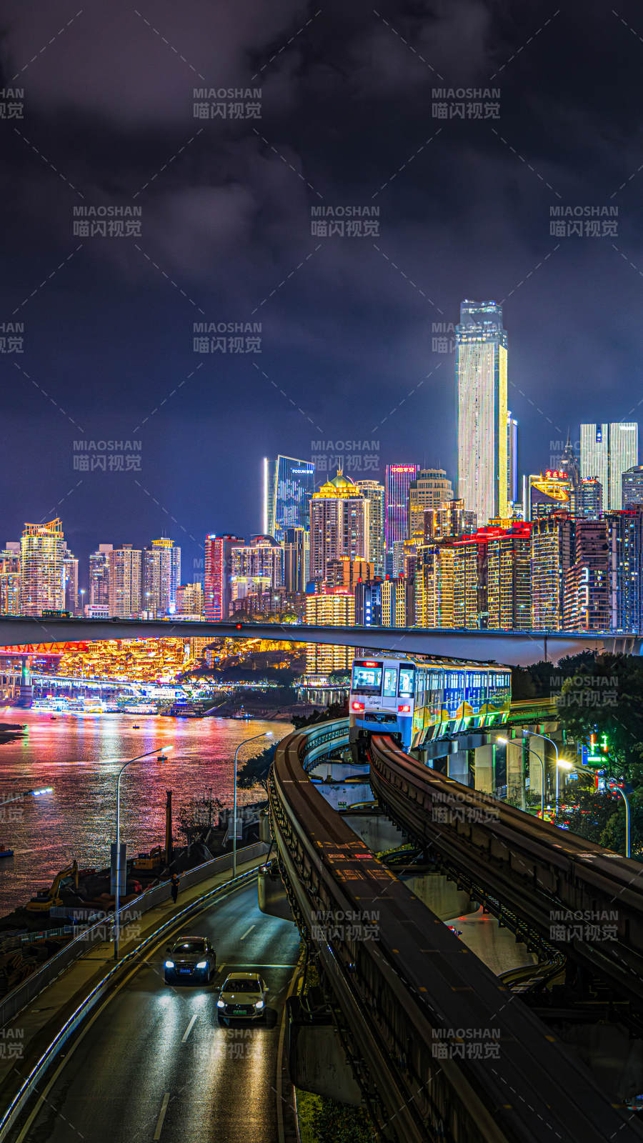 重庆夜色中的城市天际线图片