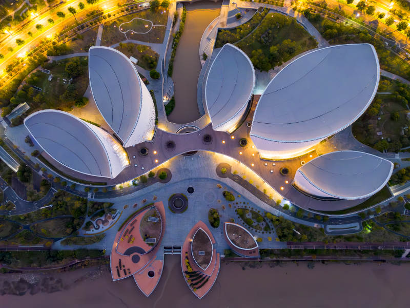 夜幕下的福州海峡文化艺术中心花瓣建筑群图片