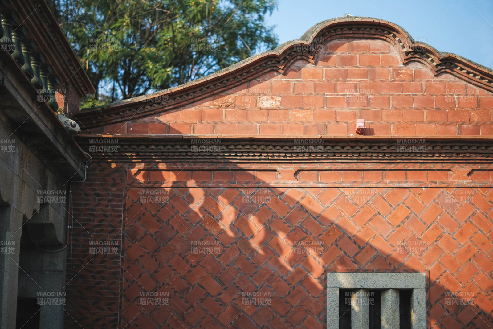 红砖墙上的光影图片