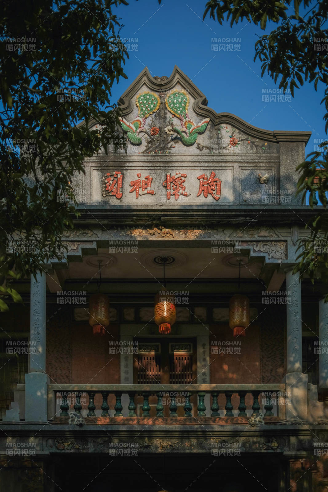 闽南古建筑前的红灯笼图片