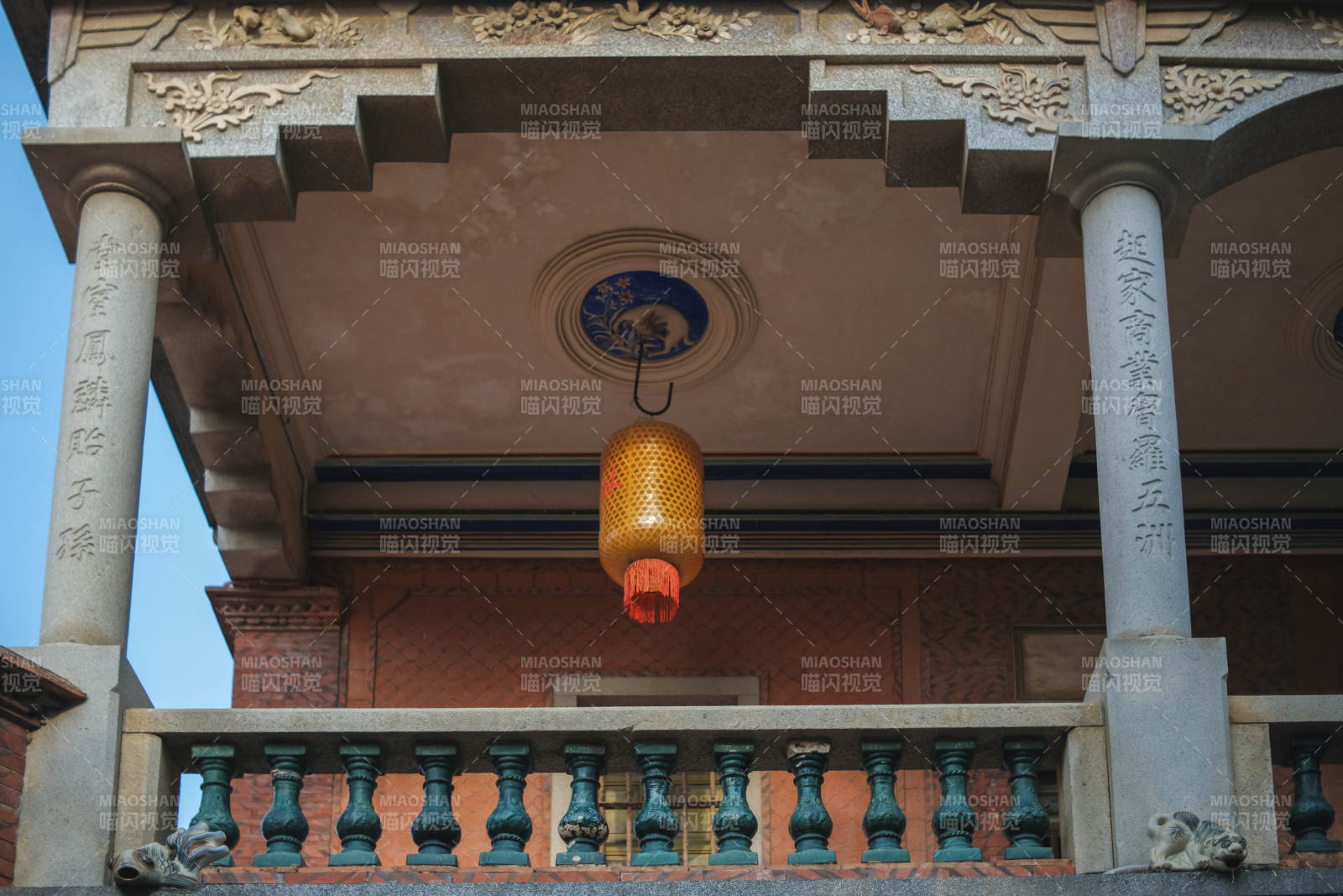 古建筑前的灯笼图片