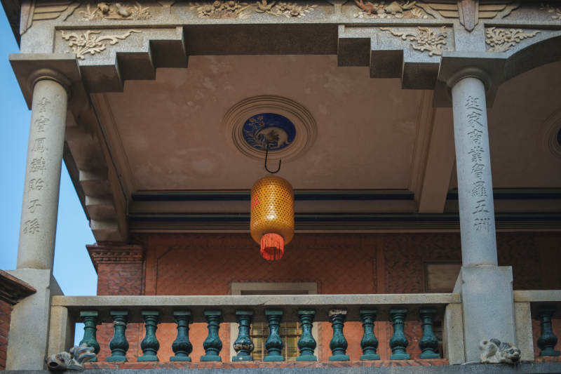 古建筑前的灯笼图片