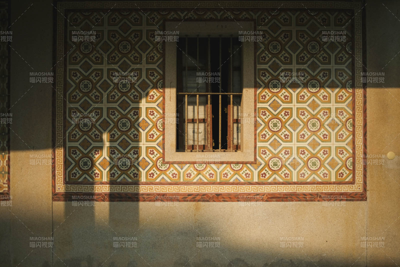 古墙窗影图片