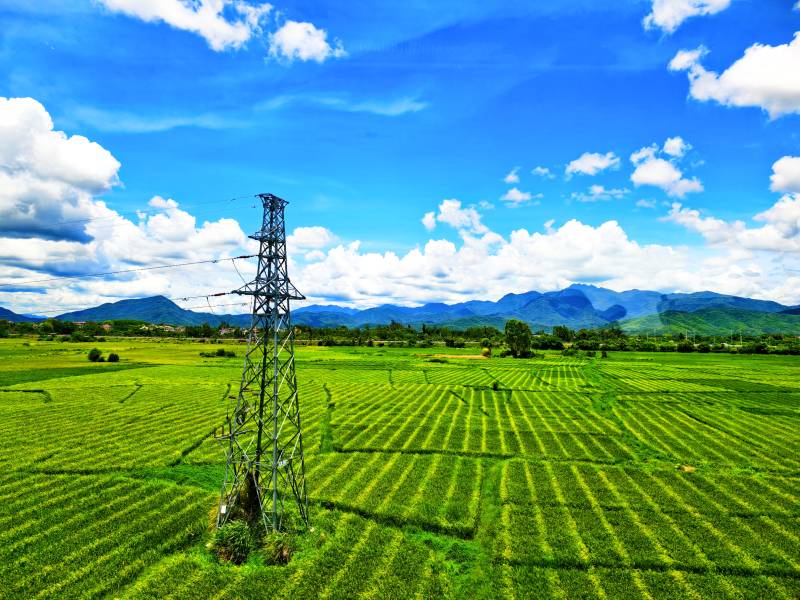 田野上的电力塔图片