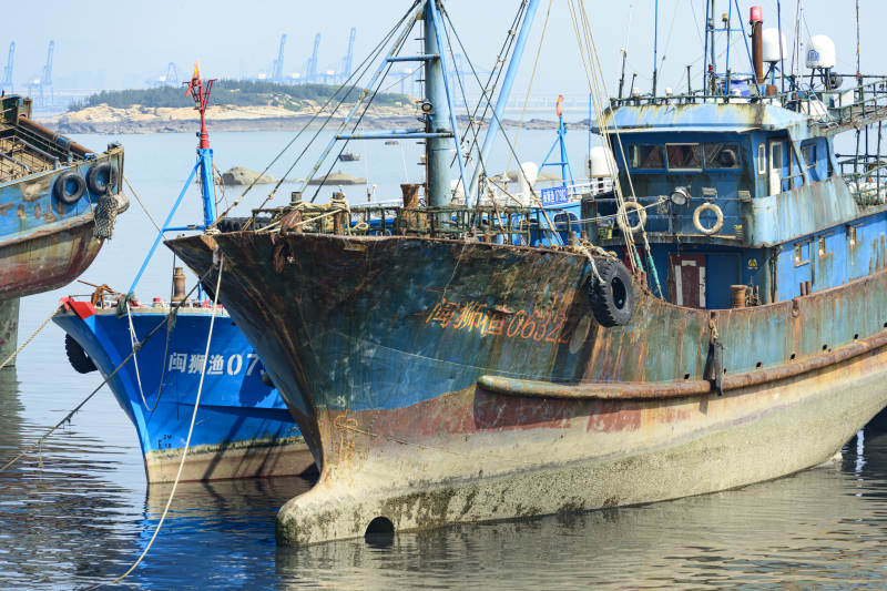 停泊的渔船图片