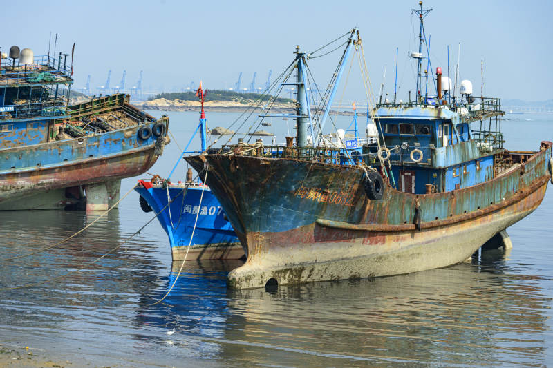 停泊的渔船图片
