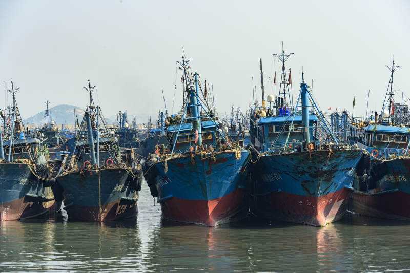 停泊的渔船图片