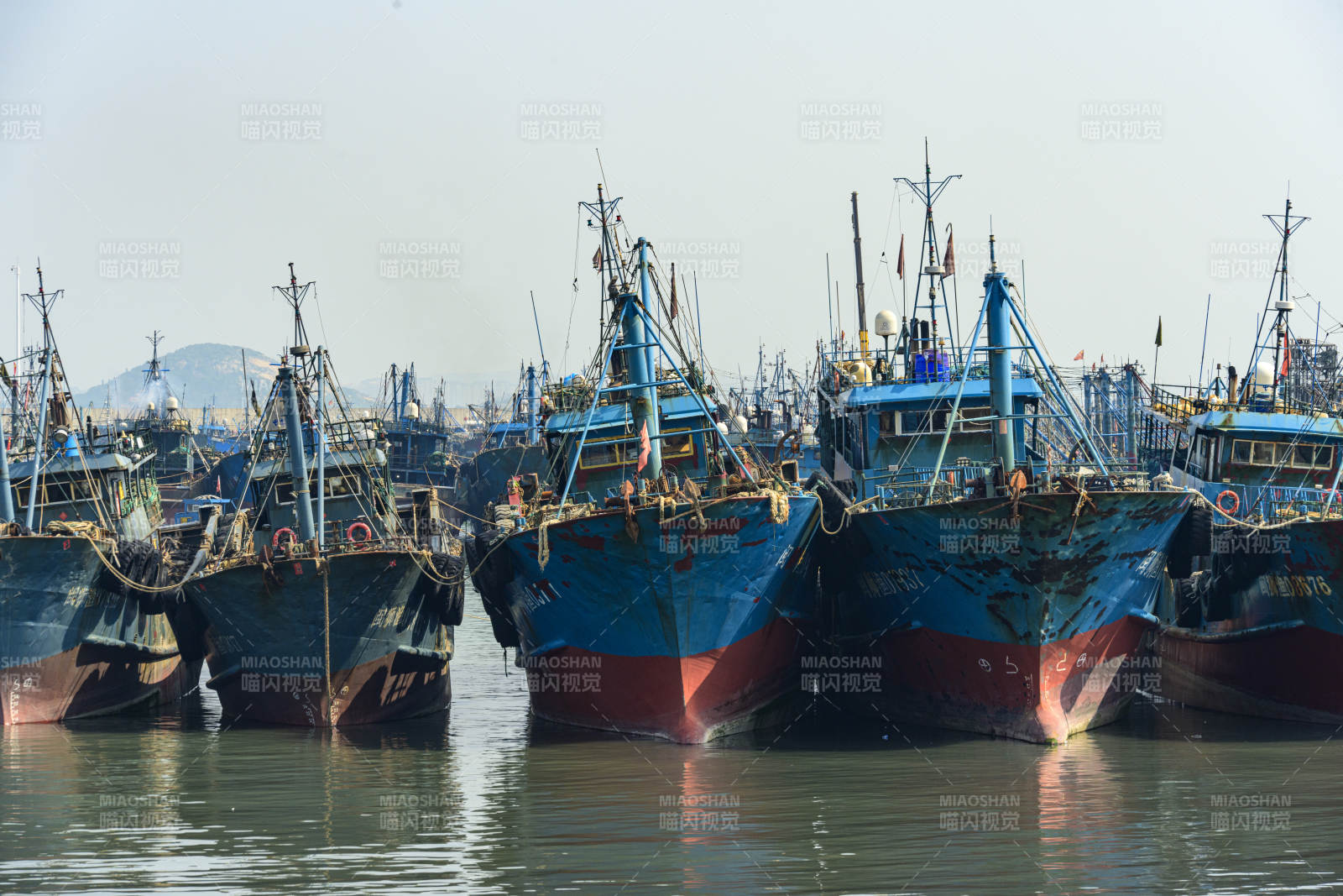 停泊的渔船图片