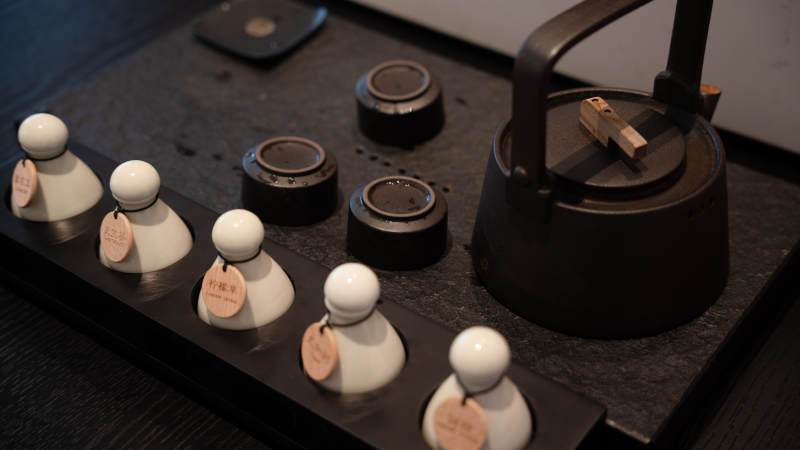 茶具与棋子的静谧时光图片