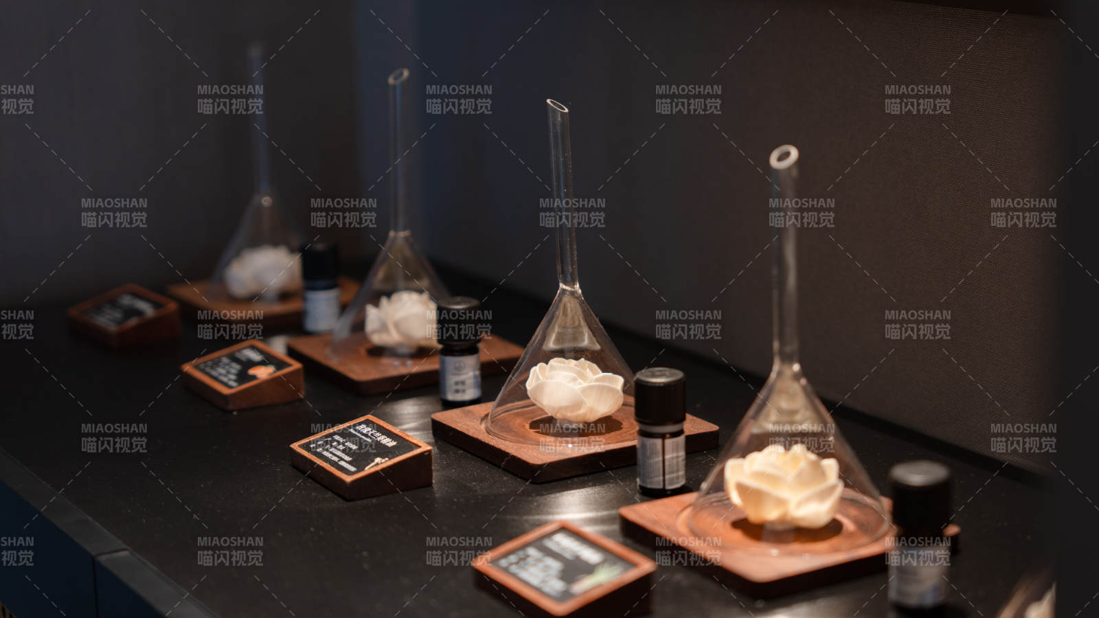 实验室里的香氛展示图片