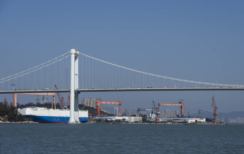 海沧大桥与船厂图片