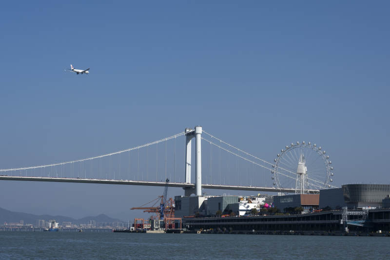 飞机飞越海沧大桥与摩天轮图片