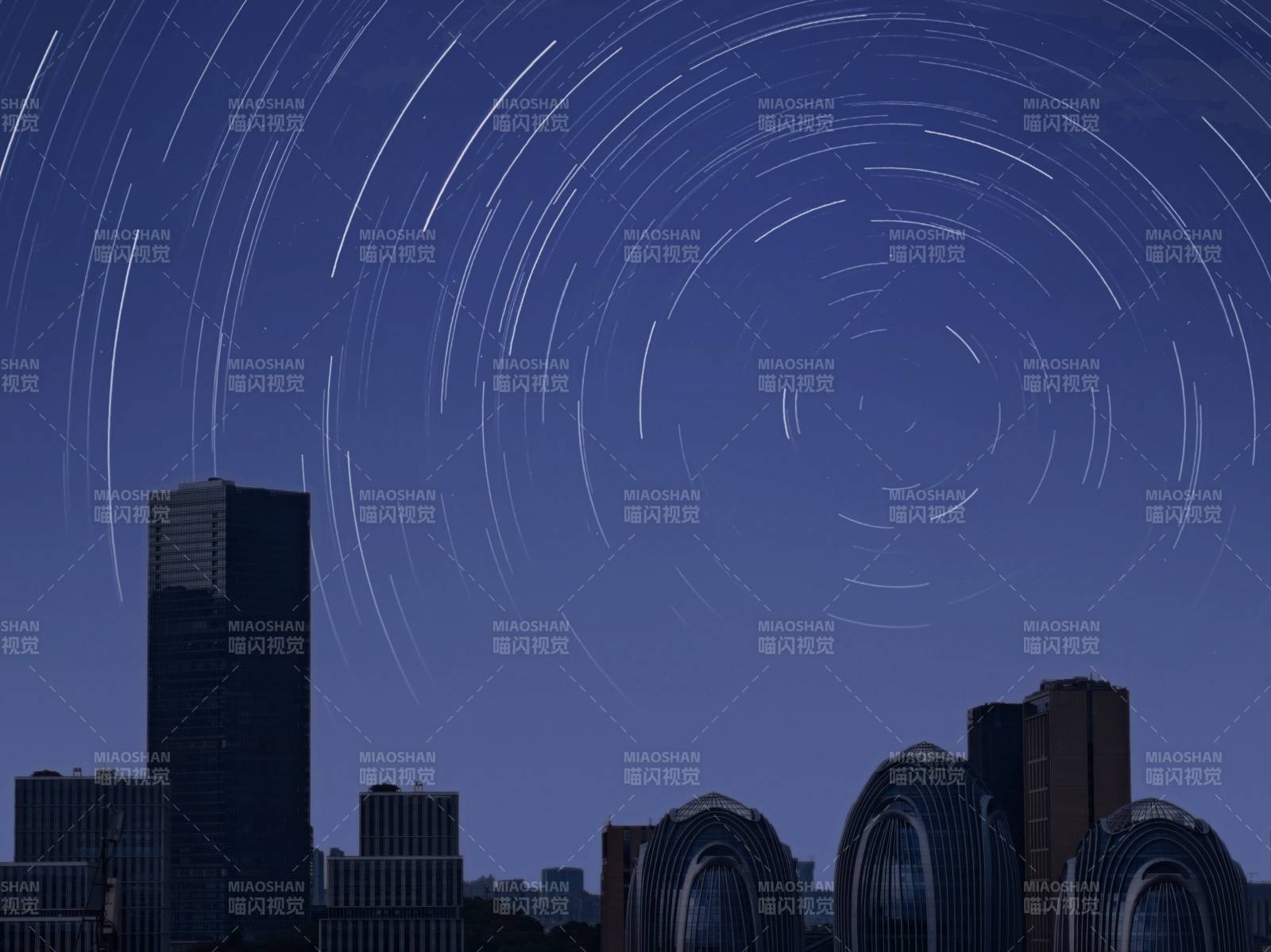 城市夜空中的星轨图片