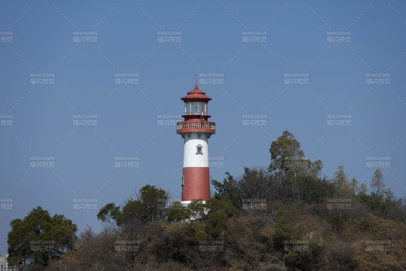 海岛上的红白灯塔图片