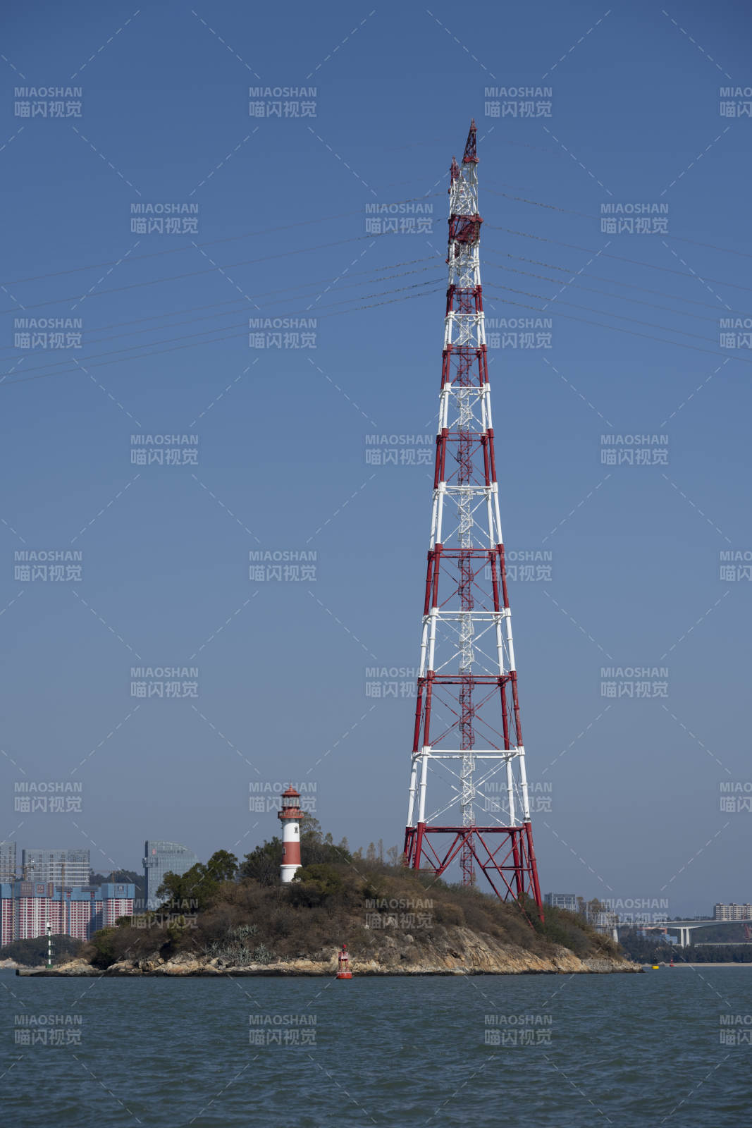 岛上的红白通信塔图片