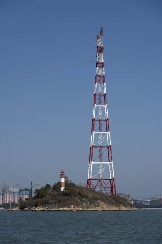 岛上的红白通信塔图片