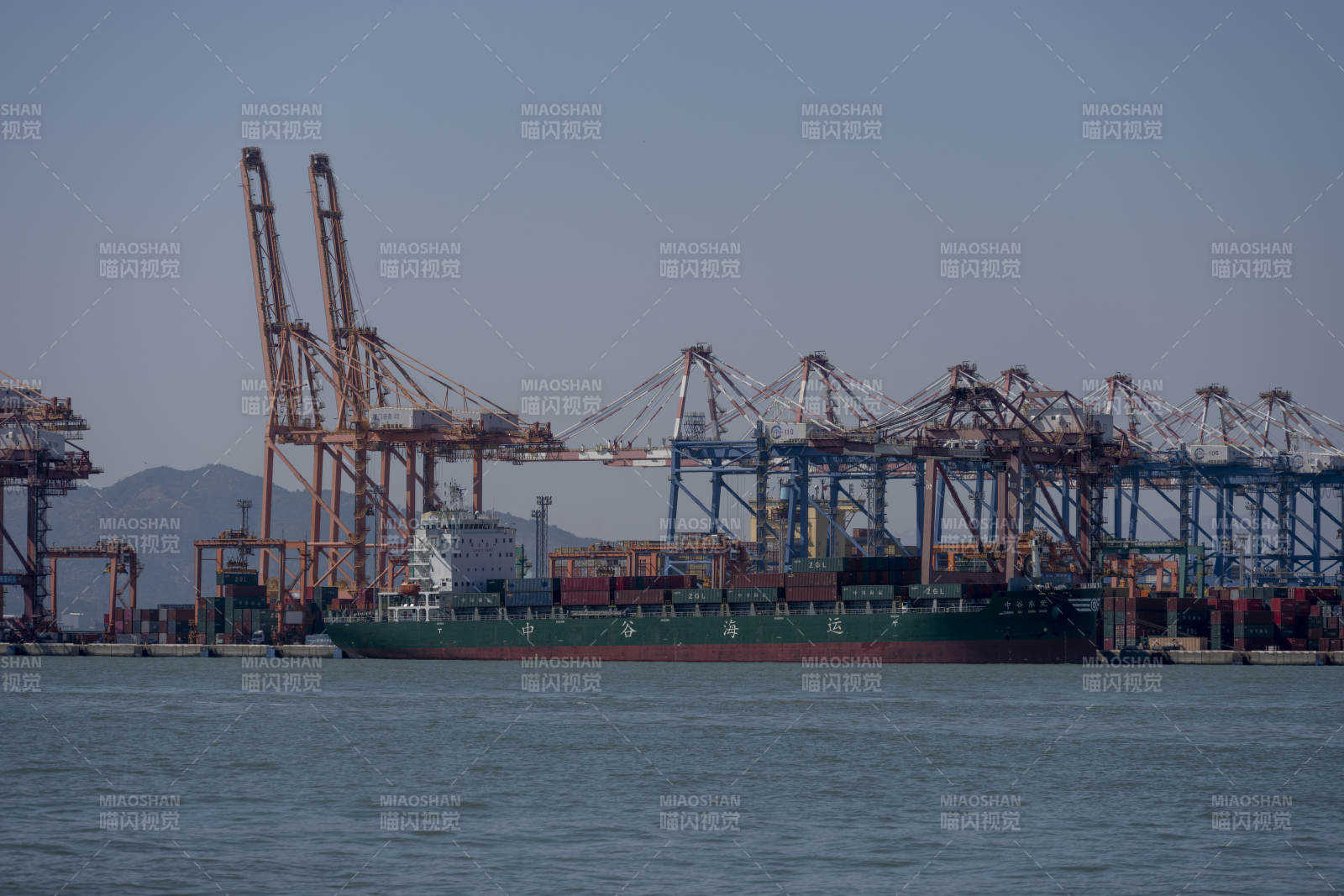 港口繁忙的集装箱码头和吊塔图片