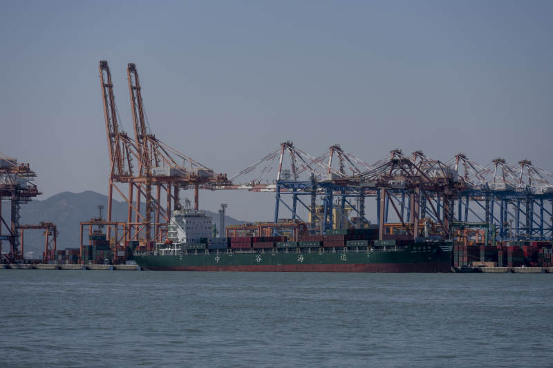 港口繁忙的集装箱码头和吊塔图片