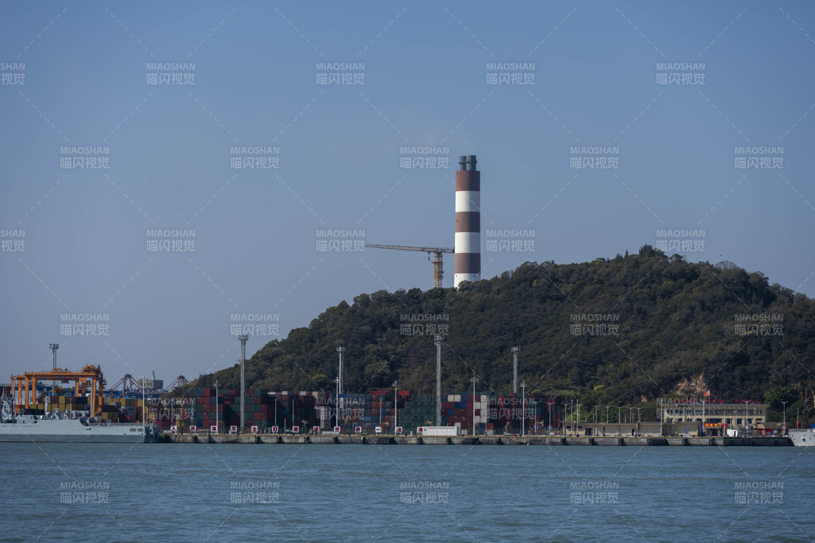 海边的工业景观和大烟囱图片