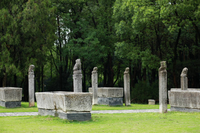 明朝石雕拴马桩和马槽图片