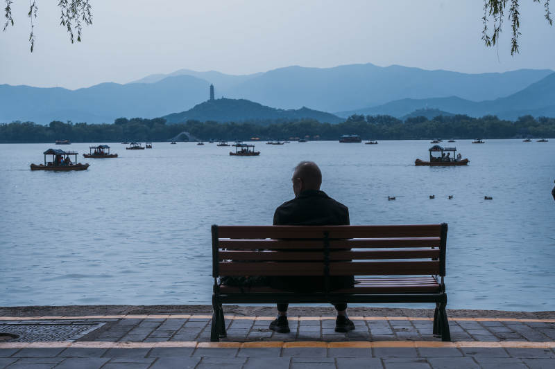 湖畔独坐享受孤独图片