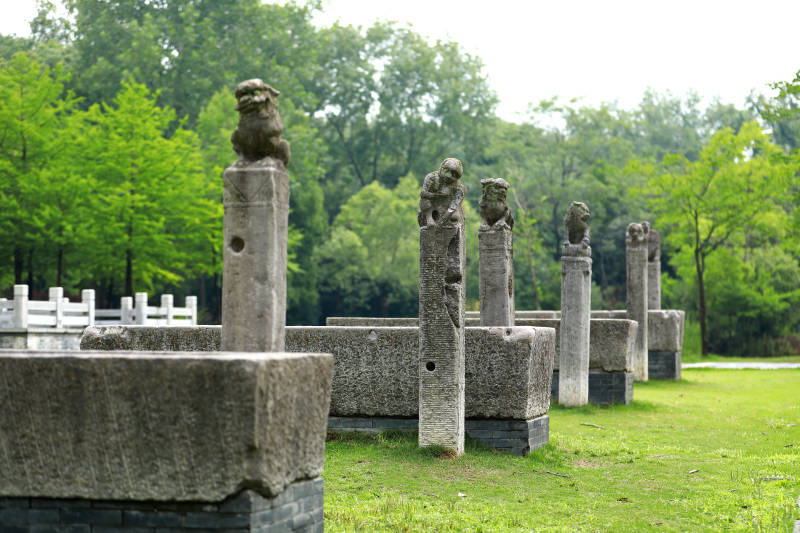 明朝石刻拴马桩和马槽图片