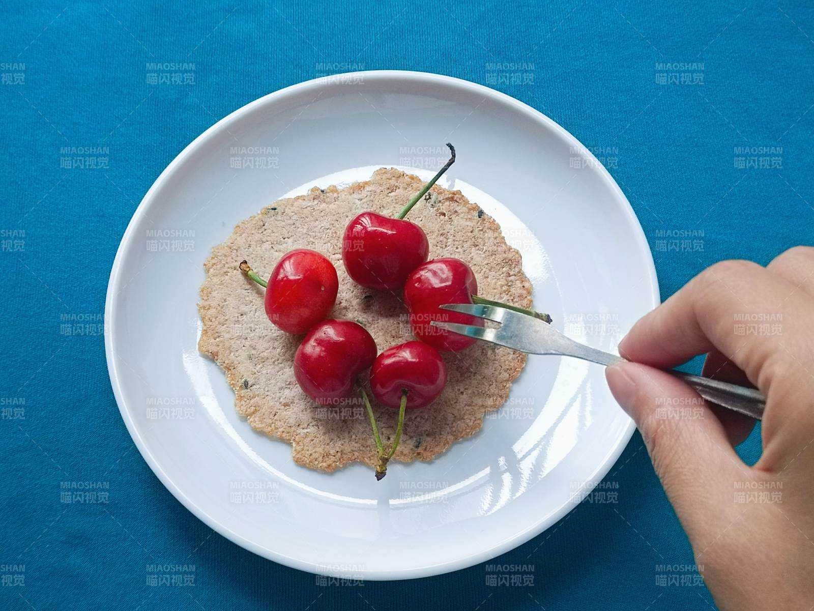 樱桃与饼干的美味搭配图片