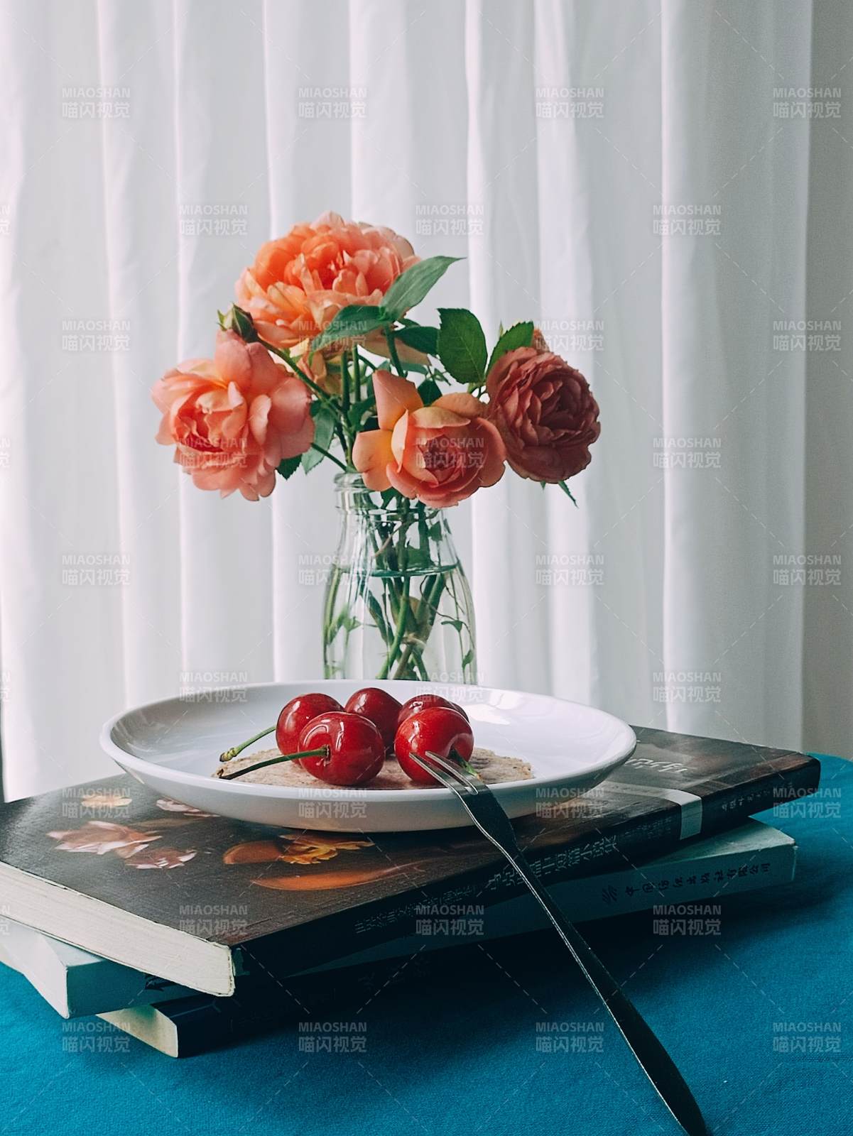 花与樱桃的静谧时光图片