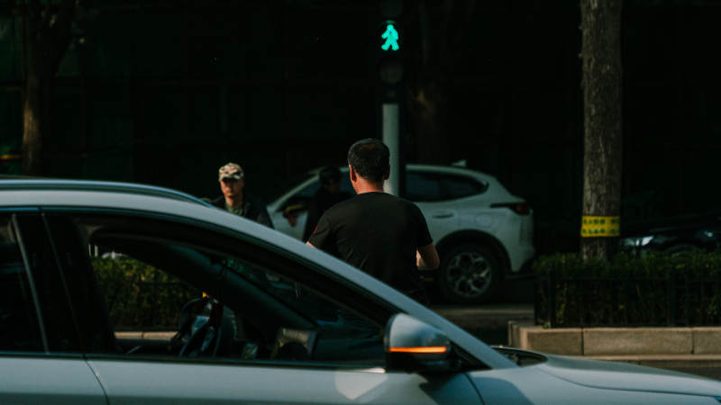 行人过马路图片