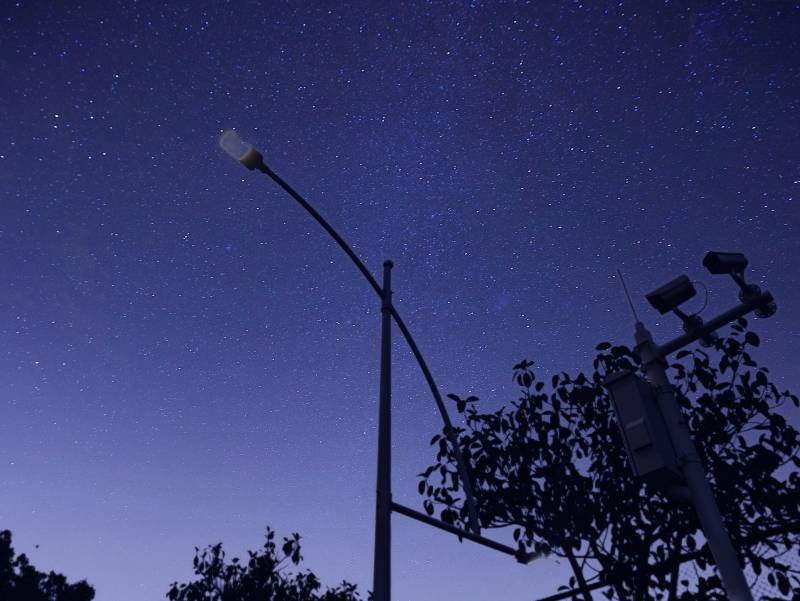 夜空下的街灯与监控图片