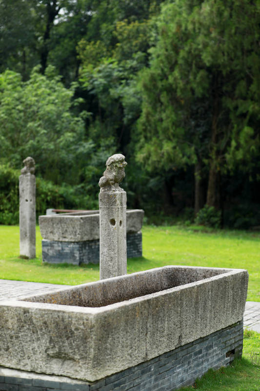 南京下马坊遗址公园的明代拴马桩和马槽图片