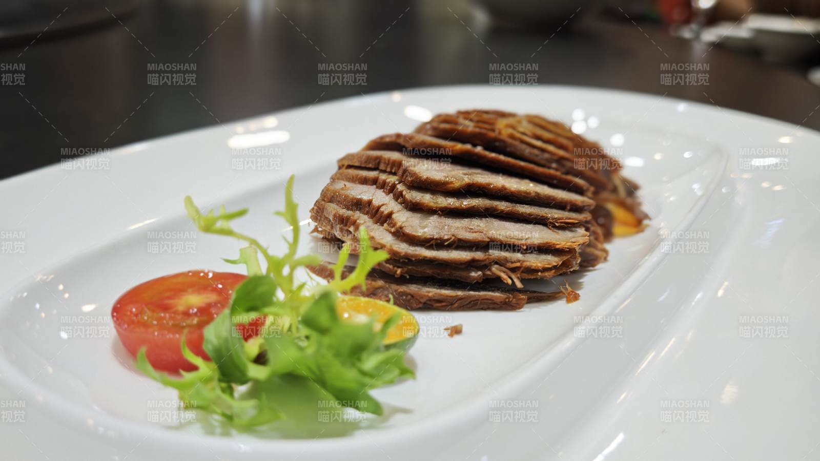 精致烤肉配番茄图片