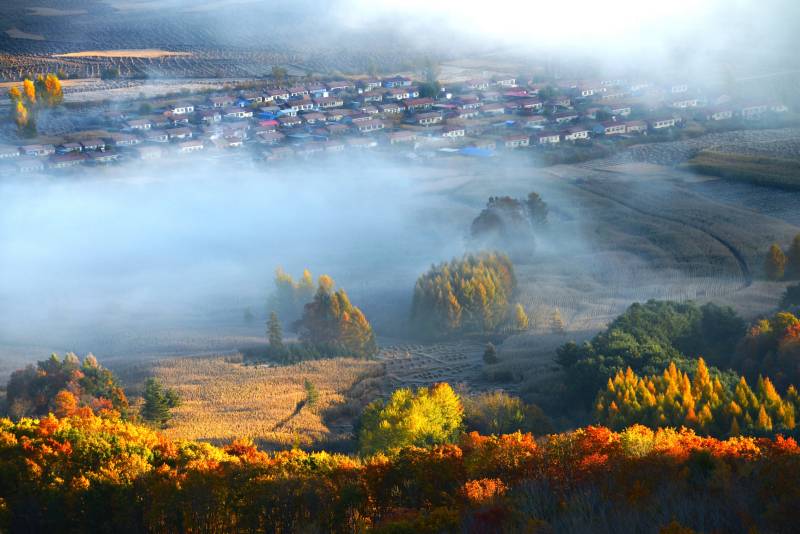 秋日晨雾中的村庄图片