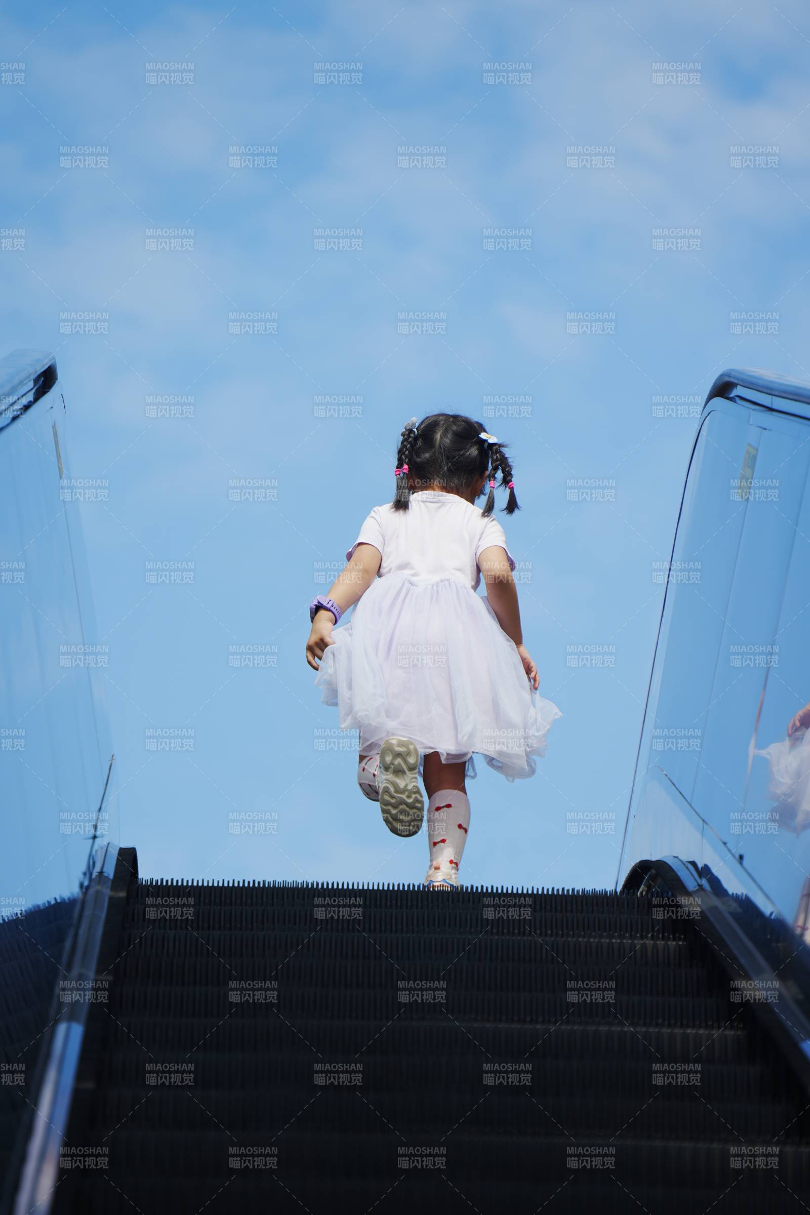小女孩登天梯图片