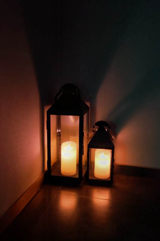 暗夜中的温暖烛光图片