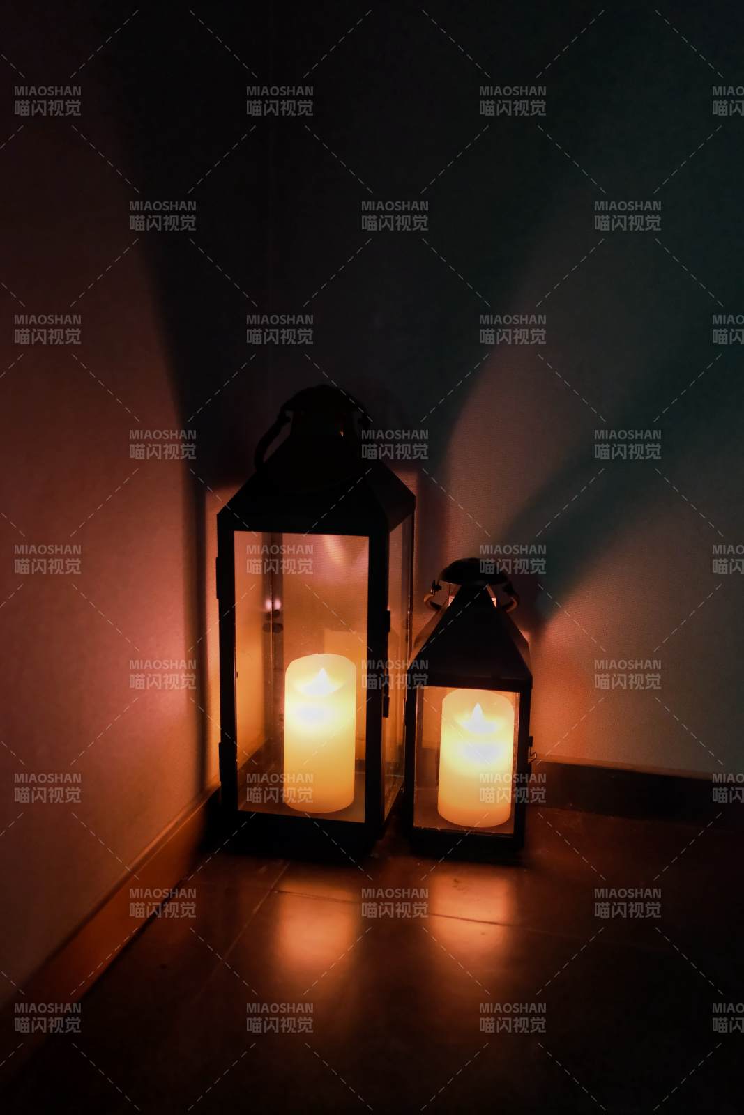 暗夜中的温暖烛光图片