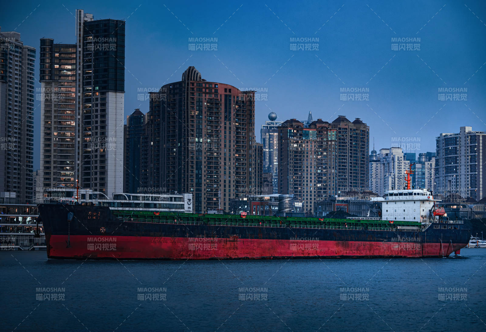城市夜景中的货船图片