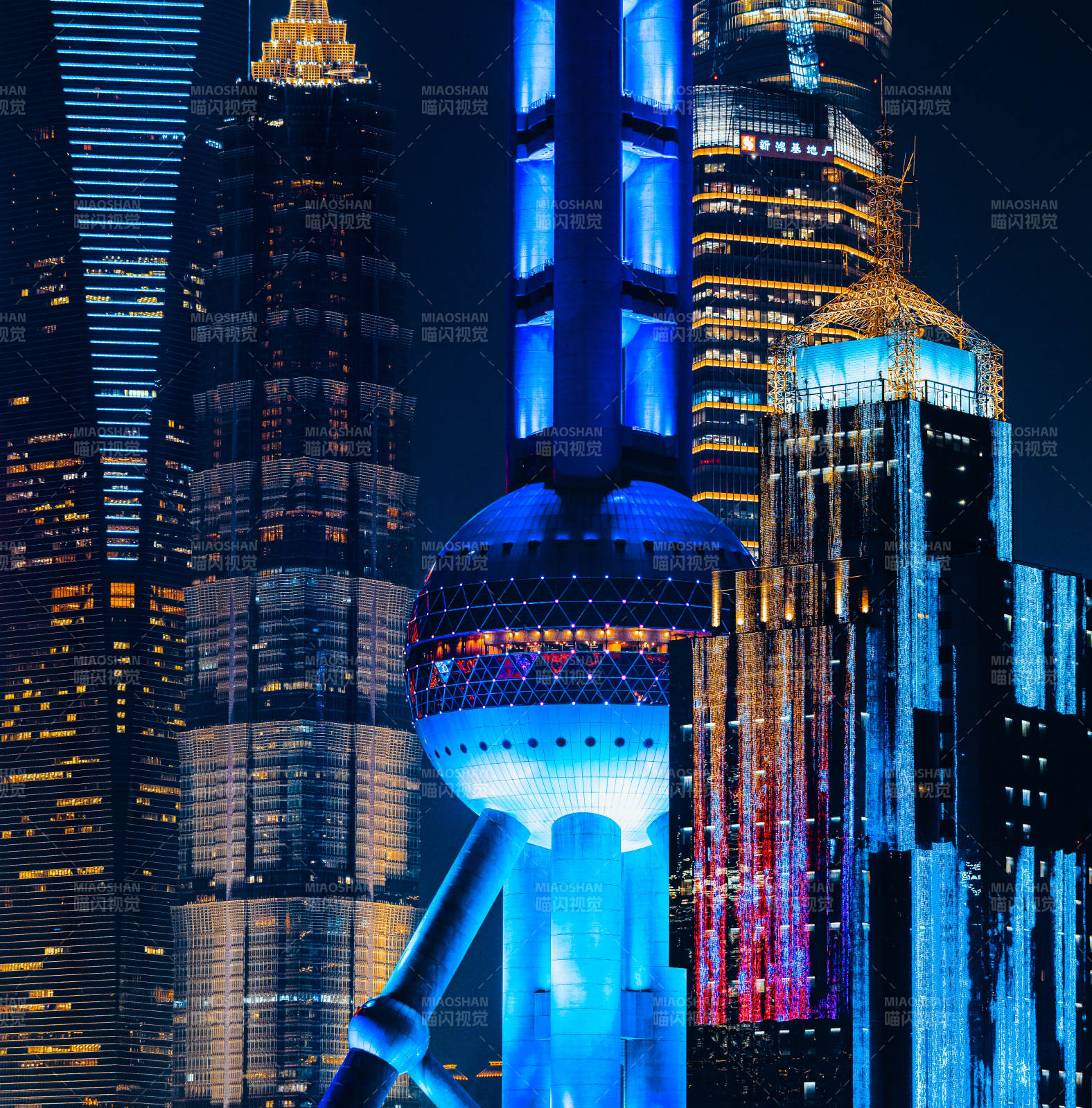 夜色中的城市地标图片