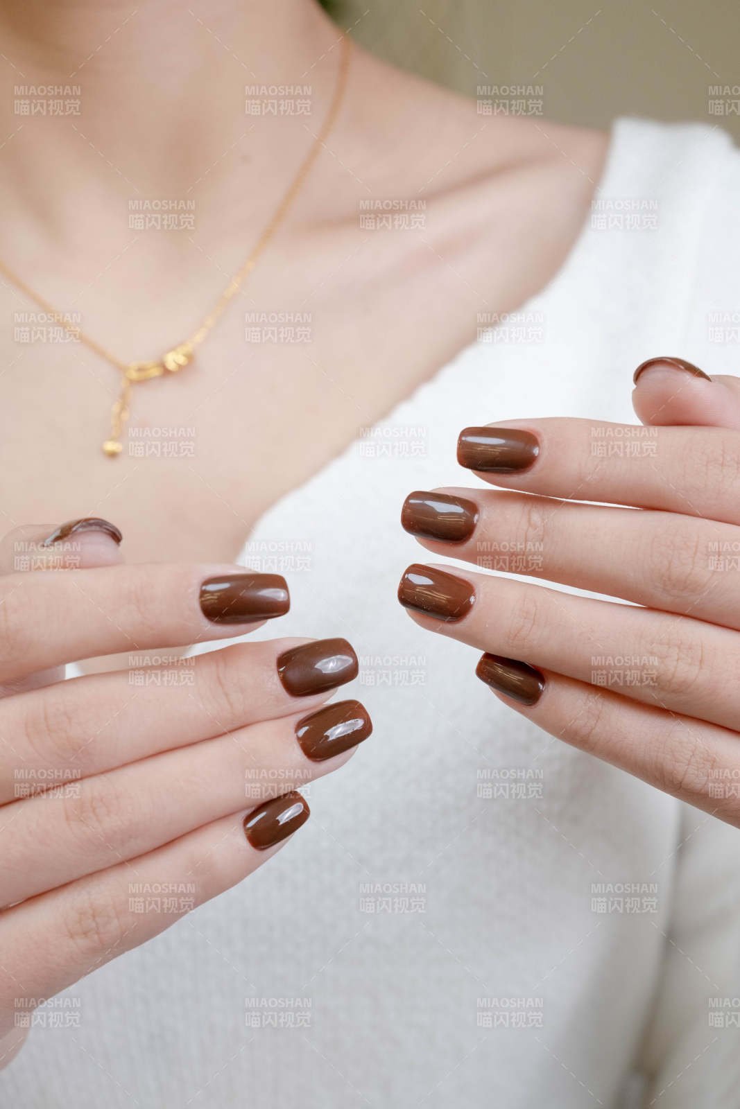 棕色美甲与金色项链图片
