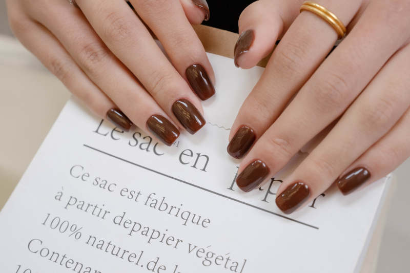 棕色美甲与法文标签图片
